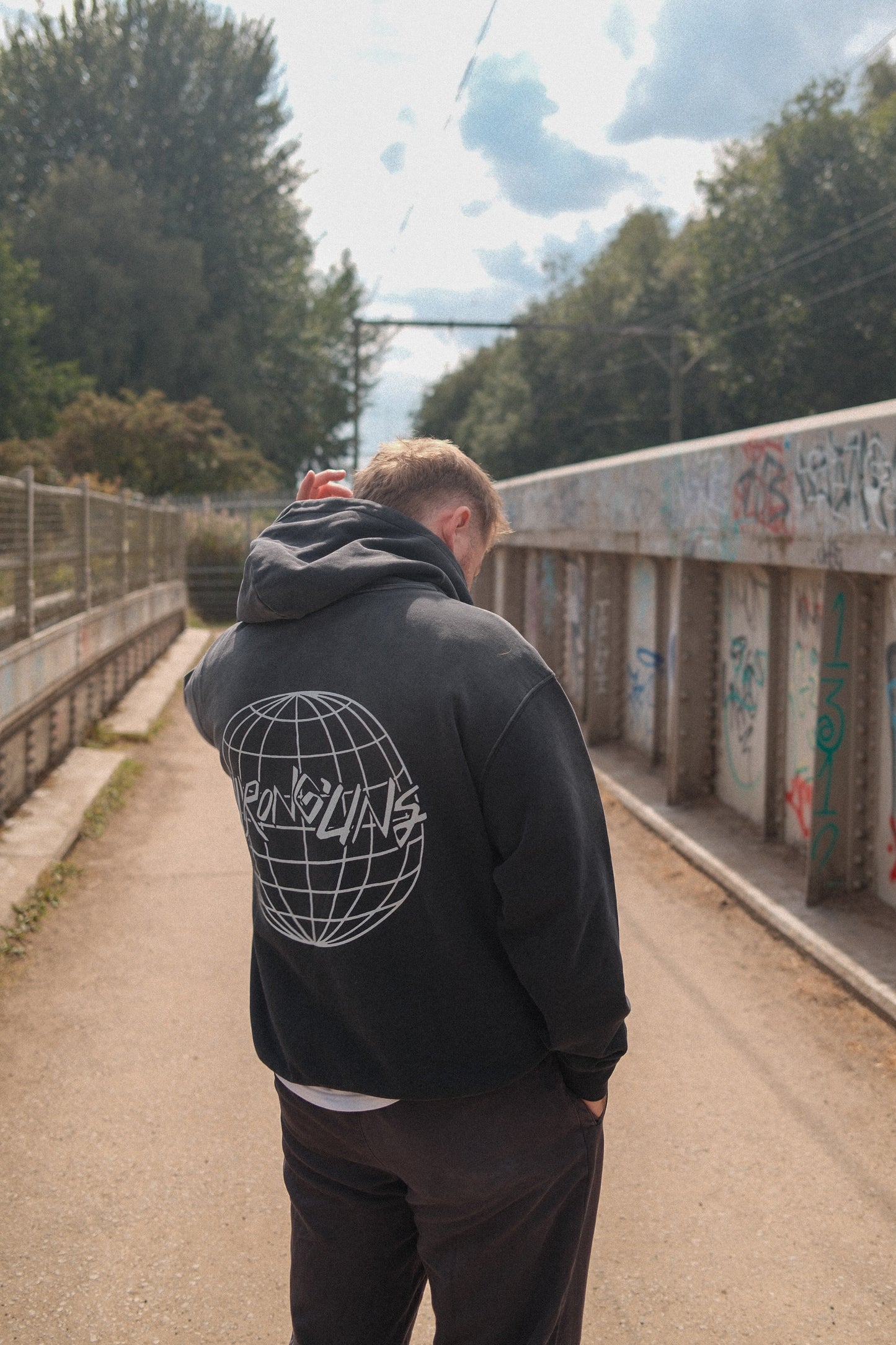 faded wash hoodie | black